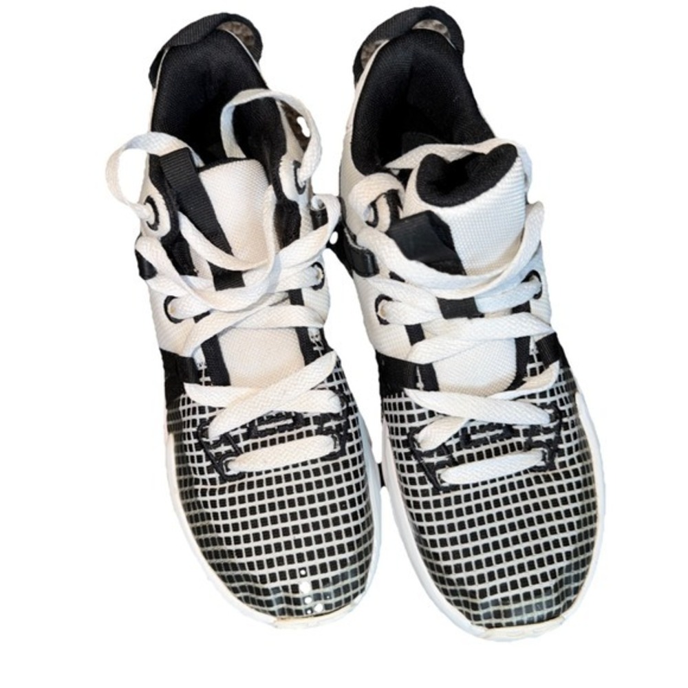 Size 3.5 Y Nike LeBron Witness 7 Low White Black ‎         1703